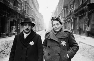 Hungarian couple wearing the yellow star